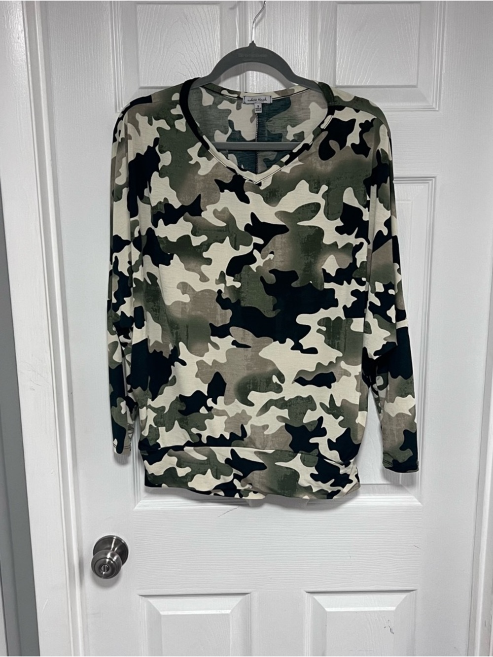White Birch Size S Camo Print V-Neck Long Sleeve Top - Green, Black, White